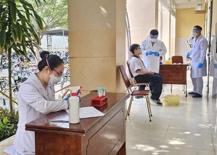  HCDC phối hợp Trạm Y tế xã Hiệp Phước và nhà trường triển khai điều tra dịch tễ, theo dõi người tiếp xúc, lấy mẫu xét nghiệm, hướng dẫn vệ sinh - khử khuẩn và các biện pháp dự phòng tại trường học. Ảnh: Medinet. 