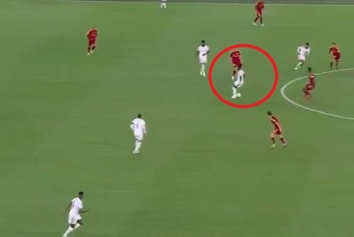  Tình huống Vinicius giật gót làm mất bóng. 