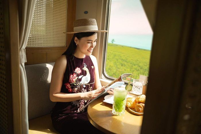 Du khách trải nghiệm tàu hạng sang The Vietage. Ảnh:@phidont.