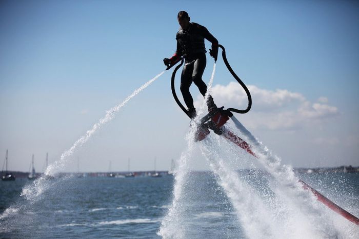  Bộ môn Flyboard với hệ thống điều chỉnh lực đẩy, một hình thức thô sơ và đơn giản hơn của hệ thống "tên lửa đẩy" trên Tesla Roadster. Ảnh: Flyboard Nha Trang. 