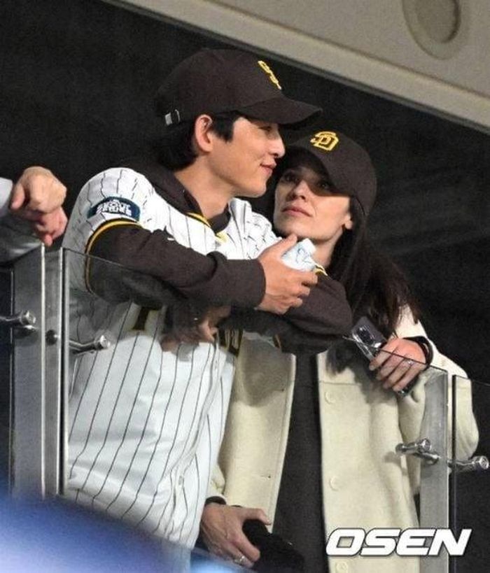 Hình ảnh Song Joong Ki cùng Katie Louise Saunders xem bóng chày ở Hàn Quốc năm 2024. Ảnh: Osen.
