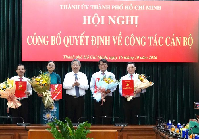  Ông Nguyễn Phước Lộc, Phó bí thư Thành ủy, Chủ tịch Ủy ban MTTQ Việt Nam TP.HCM trao quyết định và chúc mừng các ông, bà (từ trái sang): Lê Văn Phong, Hồ Thị Ánh Tuyết, Bùi Thanh Nhân, Lê Trương Hải Hiếu nhận nhiệm vụ mới. Ảnh: Nguyên Nguyên. 