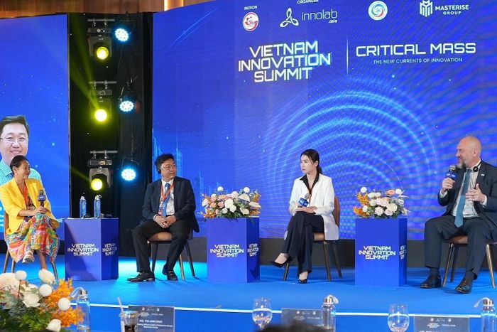  Các diễn giả chia sẻ tại Hội nghị Thượng đỉnh Đổi mới Sáng tạo Việt Nam 2026 (VIS 2026). Ảnh: VIS 2026.