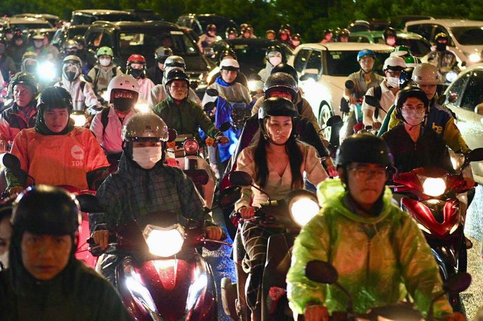 Trước đó, vào khoảng 17h30, phường Sài Gòn, Bình Thạnh, Xóm Chiếu... ghi nhận tình trạng mưa lớn, kéo dài khoảng 30 phút. Cơn mưa ảnh hưởng đến tình hình giao thông cục bộ.