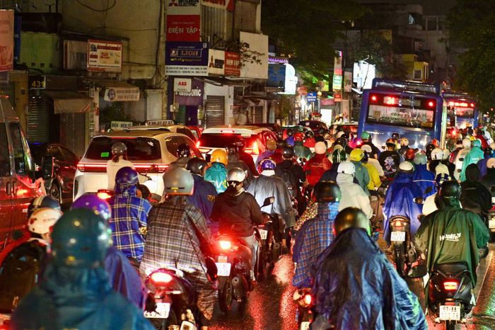 Đường Xô Viết Nghệ Tĩnh hướng từ ngã tư Hàng Xanh về cầu Bình Triệu cũng ùn ứ lúc 18h.