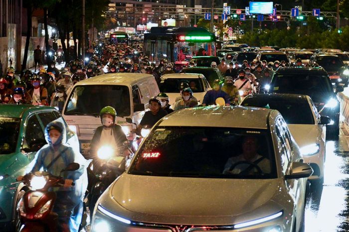 Đường Nguyễn Hữu Cảnh là một trong những tuyến thường chịu áp lực giao thông lớn vào giờ cao điểm. Dòng phương tiện đông trong lúc trời mưa khiến hành trình về nhà của nhiều người kéo dài hơn thường lệ.