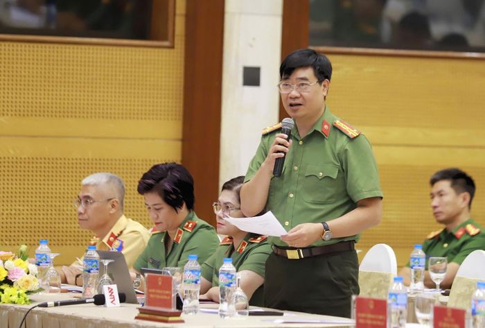 Đại diện lãnh đạo đơn vị chức năng thuộc Bộ Công an giải đáp các câu hỏi của hội viên nông dân.