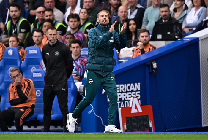 Hürzeler gây ấn tượng tại Brighton và được Jason Wilcox đánh giá cao, nhưng MU vẫn chưa đưa ra quyết định về tương lai Carrick.