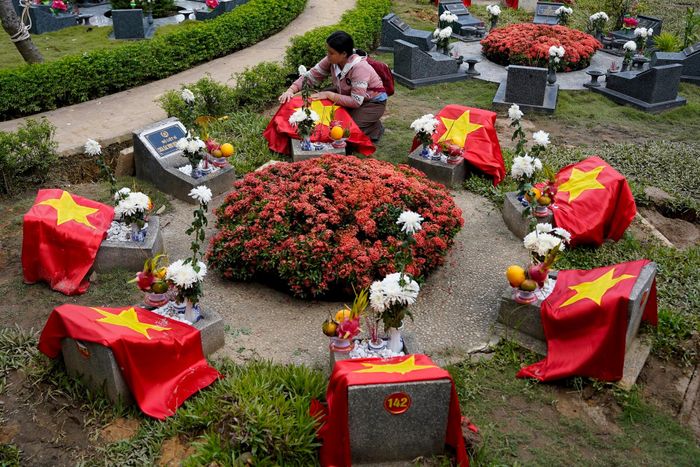 Người dân đến viếng tại Nghĩa trang Liệt sĩ TP.HCM ngày 15/10. Ảnh: Trung Hiếu. 
