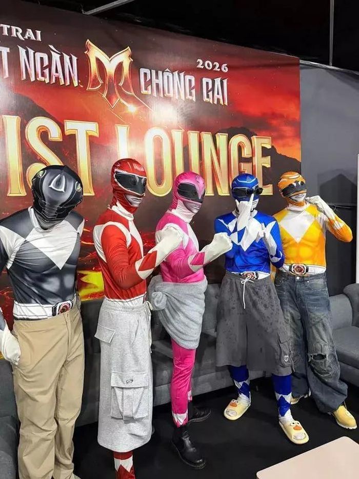 Các thành viên của Nhà Soạn Nhạc gồm Hà An Huy, Hoàng Tôn, Thỏ, Hồ Đông Quan, OSAD gây chú ý với trang phục siêu nhân. Ảnh: @buidainghia.