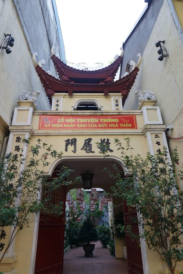 Cổng đền Hỏa Thần trên phố Hàng Điếu (Hà Nội)