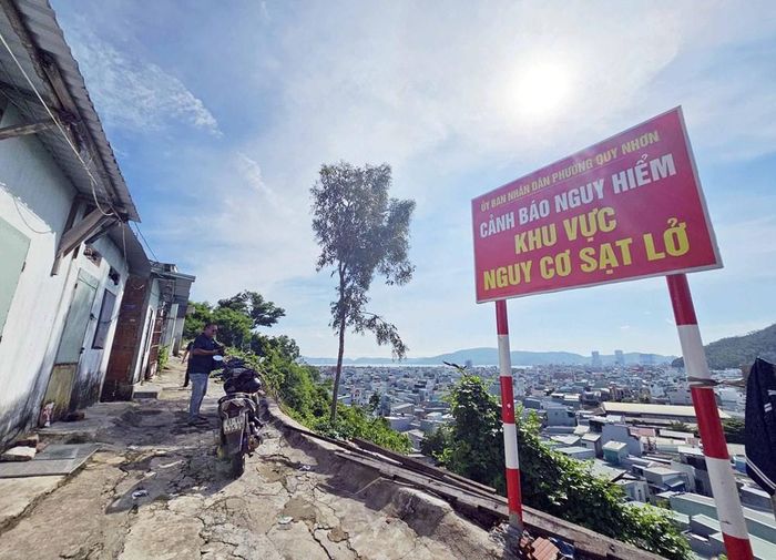 UBND phường Quy Nhơn gắn biển cảnh báo sạt lở trên núi Một