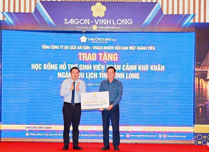 Saigontourist Group đã trao tặng 200 triệu đồng học bổng hỗ trợ sinh viên có hoàn cảnh khó khăn đang theo học chuyên ngành du lịch tại Vĩnh Long