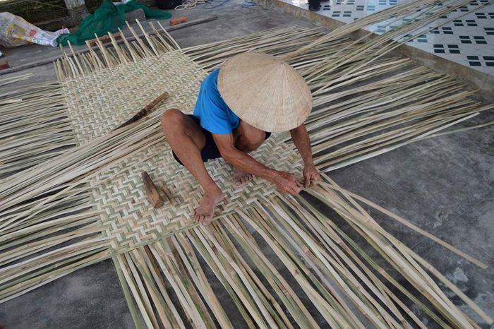 Nghề đan thúng chai tại thôn Hà Bình, xã Thăng An, lưu giữ kỹ thuật làm phương tiện gắn bó với ngư dân. Đây là lớp tri thức có thể gắn với câu chuyện làng biển để giới thiệu cho du khách khi đến trải nghiệm, tham quan làng biển