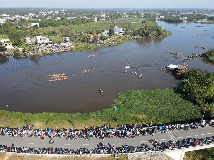 Người dân và du khách xem đua thuyền tại Lễ hội rước Cộ Bà Chợ Được, thôn Phước Ấm, xã Thăng An, một lễ hội truyền thống được ghi danh Di sản văn hóa phi vật thể quốc gia