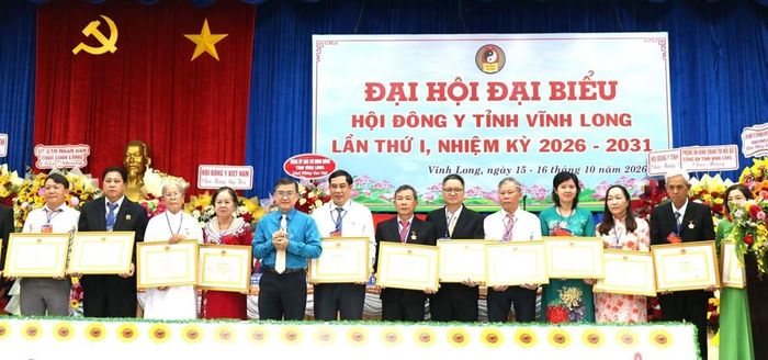 UBND tỉnh Vĩnh Long tặng Bằng khen cho các cá nhân có những đóng góp tích cực trong lĩnh vực Đông y