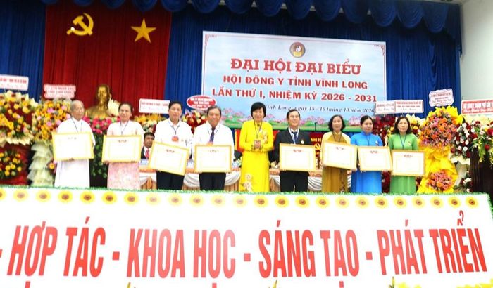 Trung ương Hội Đông y Việt Nam tặng Bằng khen cho các cá nhân