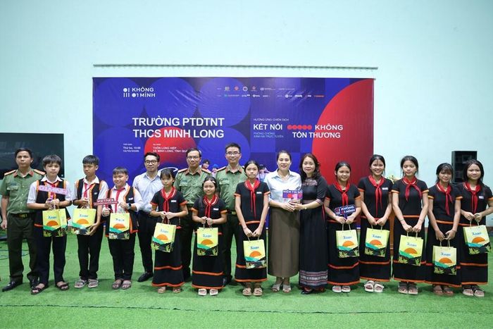 Học sinh được khuyến khích chia sẻ với cha mẹ, thầy cô khi bị đe dọa, dụ dỗ hoặc gặp những tình huống bất thường trên không gian mạng
