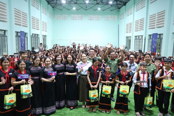 Chiến dịch “Không một mình” năm 2026 lan tỏa thông điệp “Kết nối không tổn thương”, chung tay bảo vệ trẻ em trên môi trường mạng