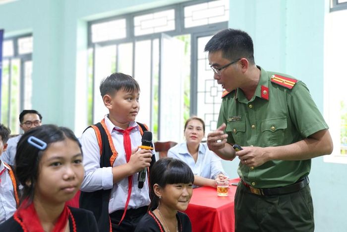 Công an tỉnh Quảng Ngãi tuyên truyền kỹ năng sử dụng mạng xã hội an toàn cho học sinh Trường PTDTNT THCS Minh Long
