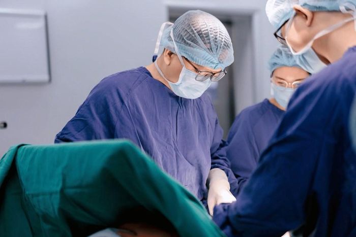 Kinh nghiệm xử trí những ca mổ lấy thai phức tạp như rau tiền đạo, rau cài răng lược góp phần bồi đắp bản lĩnh của TS.BS Trần Mạnh Linh trong phòng mổ. Ảnh: Vinmec