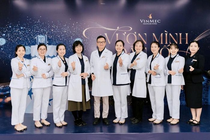 Qua việc tham gia biên soạn giáo trình Sản phụ khoa ở bậc đại học và sau đại học, bác sĩ Linh còn góp sức chuẩn bị nền tảng chuyên môn cho những thế hệ thầy thuốc tiếp nối. Ảnh:Vinmec