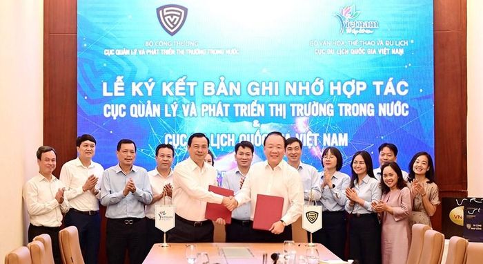 Cục Du lịch Quốc gia Việt Nam và Cục Quản lý và Phát triển thị trường trong nước ký kết Bản ghi nhớ hợp tác giai đoạn 2026 - 2030