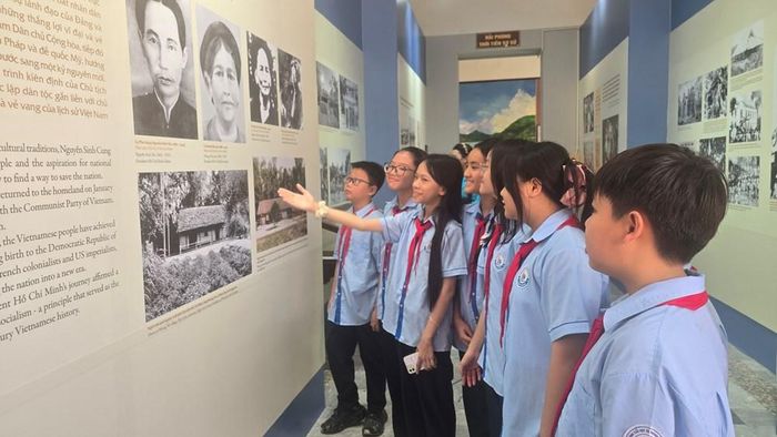 Các em học sinh tham quan tại Bảo tàng Hải Phòng