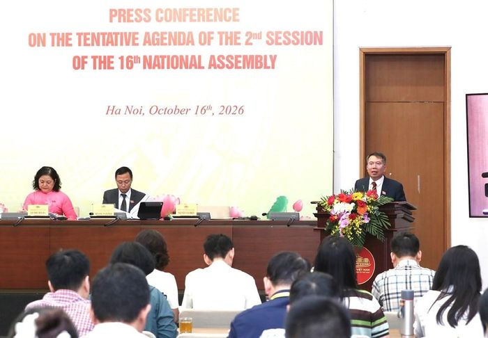 Phó Chủ nhiệm Văn phòng Quốc hội Nguyễn Văn Hiển thông tin về phiên họp