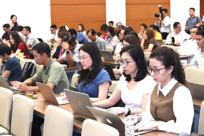 Các phóng viên tham dự họp báo