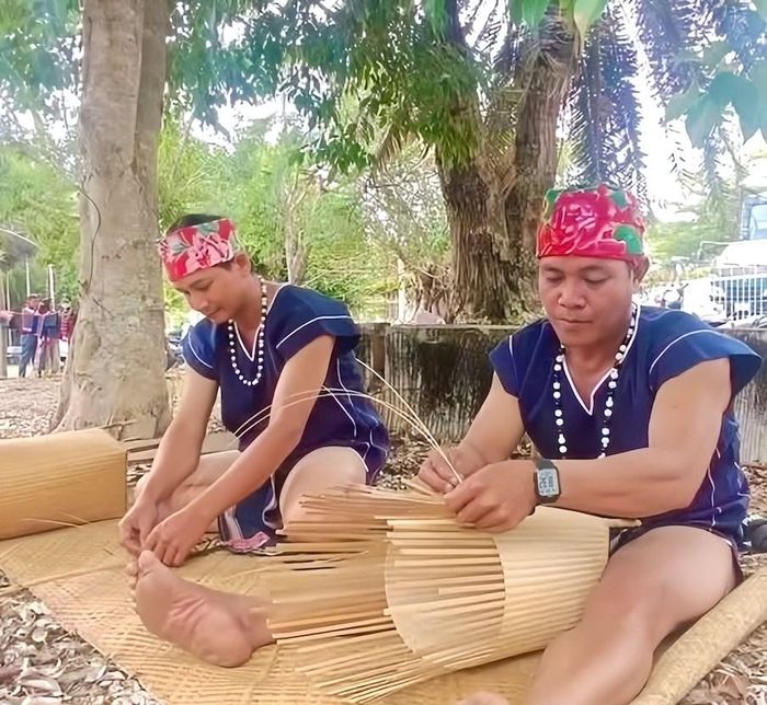 Các nghệ nhân thực hiện phần thi đan lát và dệt vải