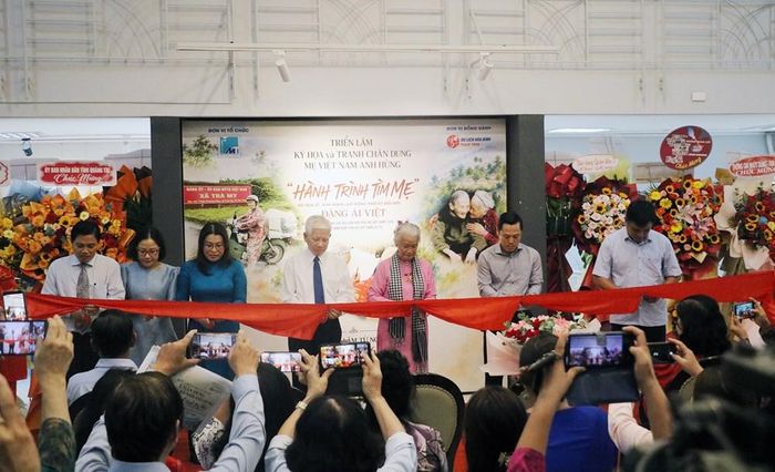 Nguyên Chủ tịch nước Nguyễn Minh Triết, họa sĩ Đặng Ái Việt và các đại biểu cắt băng khai mạc triển lãm