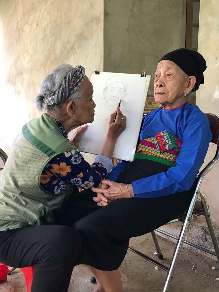 Họa sĩ Đặng Ái Việt đang vẽ chân dung Mẹ