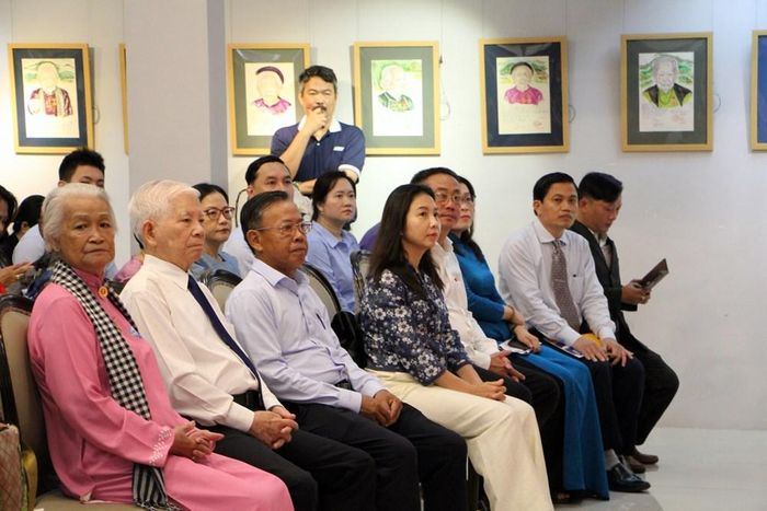 Nguyên Chủ tịch nước Nguyễn Minh Triết, họa sĩ Đặng Ái Việt và các đại biểu tại khai mạc triển lãm