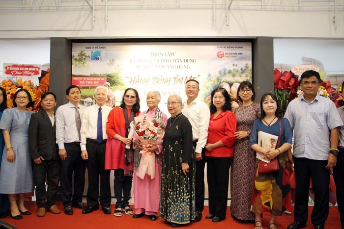 Các đại biểu chụp ảnh lưu niệm