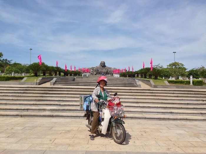 Họa sĩ Đặng Ái Việt một mình trên chiếc xe Chaly, bà đi qua nhiều tỉnh, thành, đến những vùng sâu, vùng xa để ký họa chân dung các Mẹ
