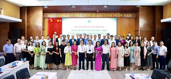 Các đại biểu chụp ảnh lưu niệm