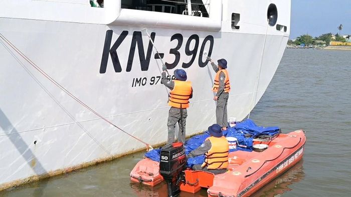Cán bộ, nhân viên Chi đội Kiểm ngư số 3 tích cực sơn sửa, làm mới từng chi tiết nhỏ trên con tàu