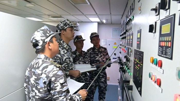 Tổ chức huấn luyện làm chủ trang bị, máy móc hiện đại