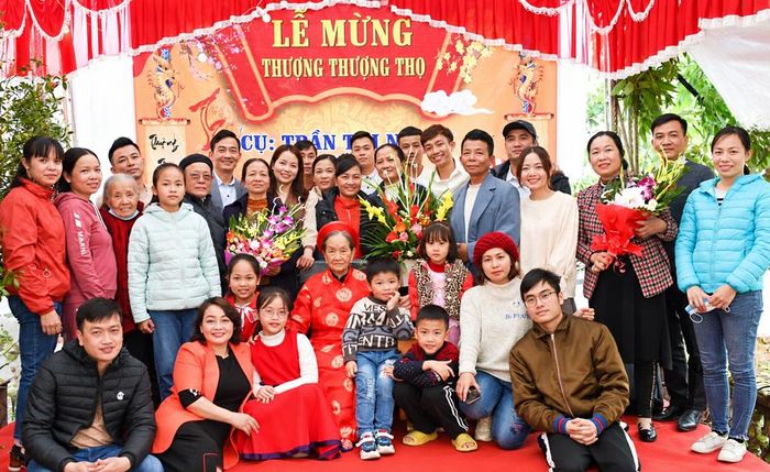 Lễ mừng thọ bố mẹ, ông bà đã trở thành nét đẹp của văn hóa gia đình người Việt Nam. Ảnh minh họa từ facebook cá nhân của nghệ sĩ Trà My