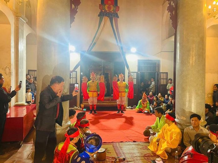 Múa rối cạn chầu Thánh Tổ – nét diễn xướng gắn với đời sống tín ngưỡng trong lễ hội chùa Cổ Lễ.