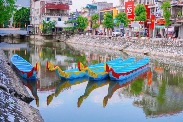 Người dân cùng sửa soạn trải, chuẩn bị cho lễ hội chùa Cổ Lễ năm 2026.
