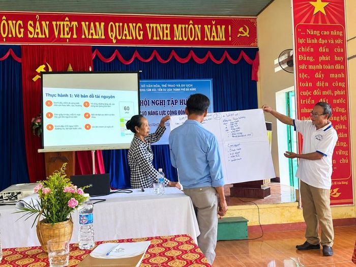 Các học viên trao đổi tại lớp tập huấn