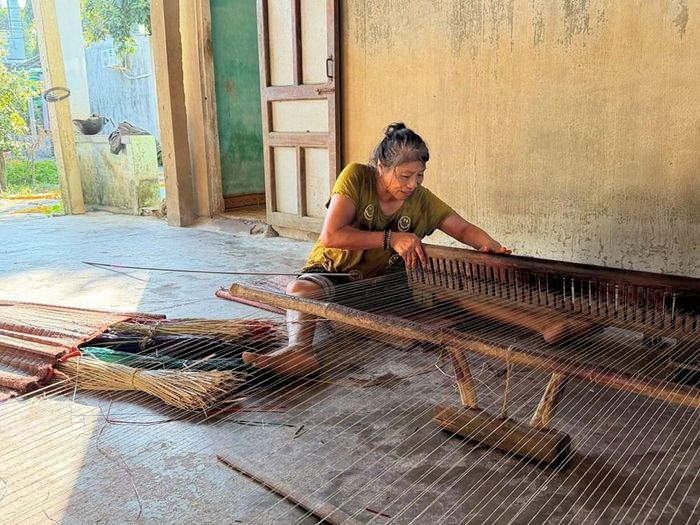Nghề dệt chiếu cói tại làng Trà Nhiêu, xã Nam Phước