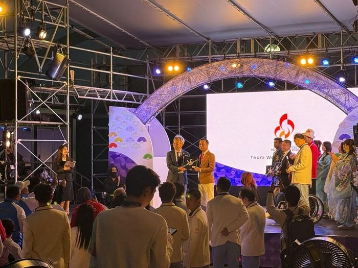 Trưởng đoàn Nguyễn Trọng Hổ nhận quà lưu niệm từ Ban tổ chức tại Lễ thượng cờ