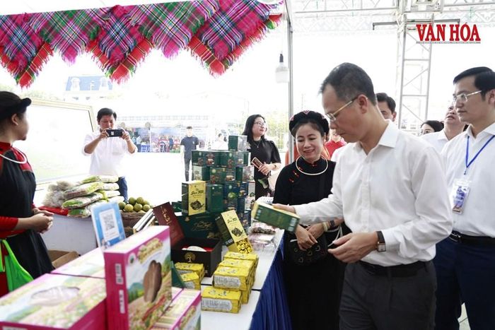 Các đại biểu tham quan các sản phẩm tại gian hàng