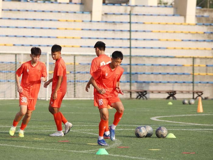 Các tuyển thủ bước vào buổi tập vào chiều 16.10