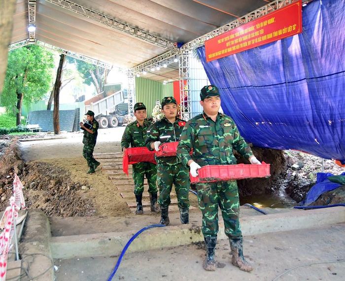 Kết quả trong ngày, các lực lượng làm nhiệm vụ tại Công viên Lê Thị Riêng đã phát hiện, quy tập thêm 12 hài cốt liệt sĩ cùng 6 bộ di vật kèm theo