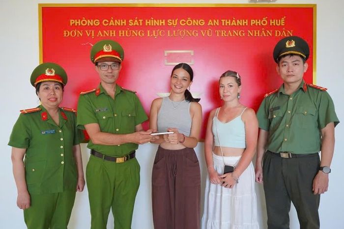 Công an TP. Huế trao trả lại tài sản cho hai nữ du khách người Italia. Ảnh: P.Bé