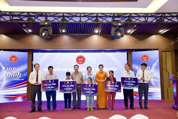 Bên lề Đại hội, Ban Tổ chức trao 5 suất học bổng cho các em học sinh có hoàn cảnh khó khăn
